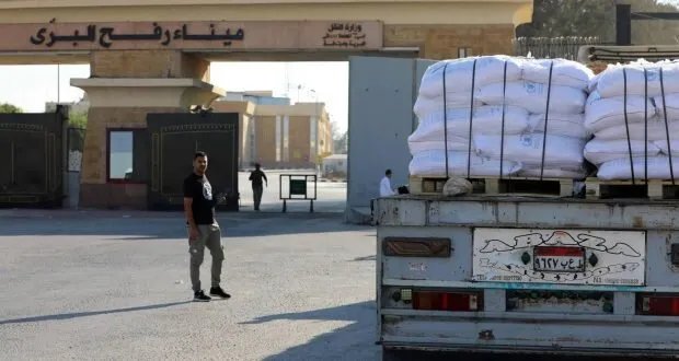 مساعدات إغاثية تبدأ بالتدفق إلى غزة عبر معبر رفح وسط تعليق تكتيكي إسرائيلي للعمليات العسكرية
