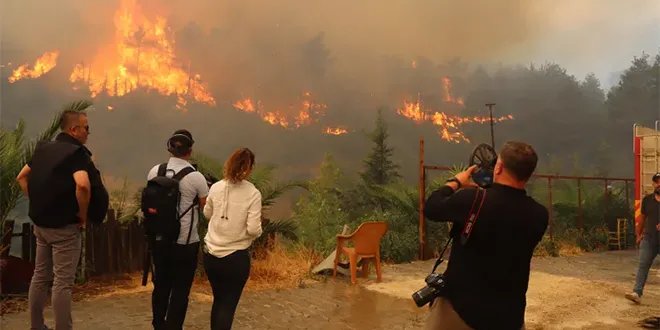 إخلاء أحياء في بورصة التركية بعد تجدد حرائق الغابات