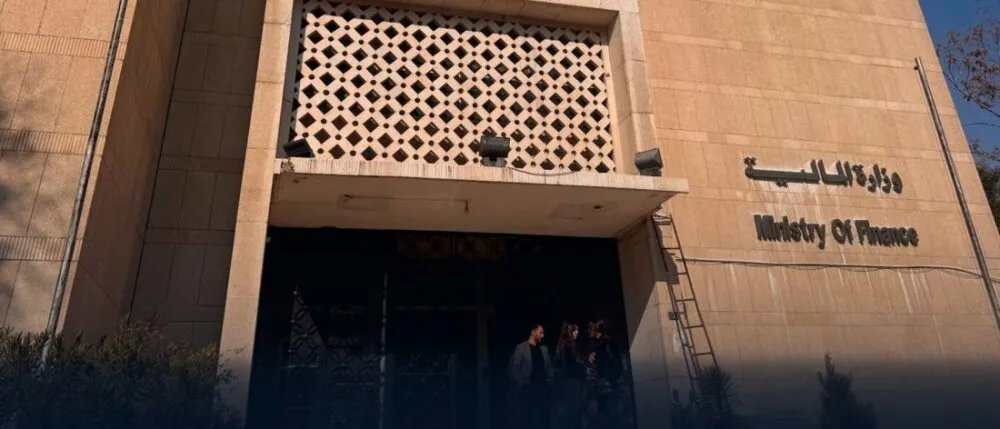 إلزام الموظفين بـ"شام كاش" لقبض الرواتب يثير جدلاً: هل هو الحل الأمثل أم تضخيم لشركات الصرافة؟