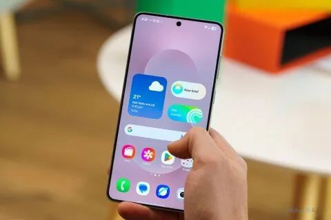 سامسونغ تفاجئ الجميع: نظام أندرويد 16 يظهر لأول مرة على هواتف Galaxy S26