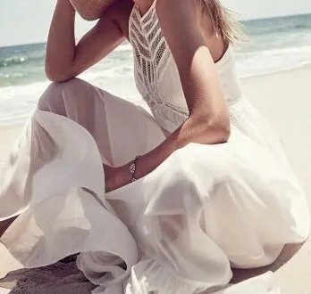 دليل ألوان ملابس شهر العسل للعروس: أحدث صيحات صيف 2025