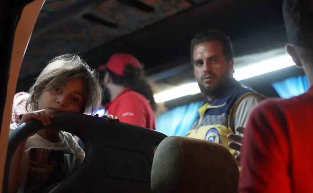 الدفاع المدني السوري ينقذ مئات المدنيين من السويداء عبر ممر بصرى الشام الآمن