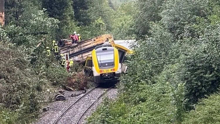 كارثة في ألمانيا: مصرع وإصابة العشرات في حادث انحراف قطار بـ بادن-فورتمبيرغ