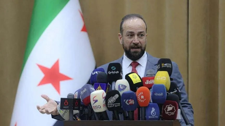 وزير الإعلام ينفي حصار السويداء ويؤكد استمرار تدفق المساعدات عبر معبر بصرى الشام