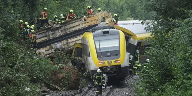 فاجعة في ألمانيا: مصرع ثلاثة أشخاص في حادث خروج قطار عن مساره
