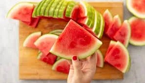 طلاق بسبب البطيخ: خلاف على طريقة الأكل ينهي زواجاً في مصر!