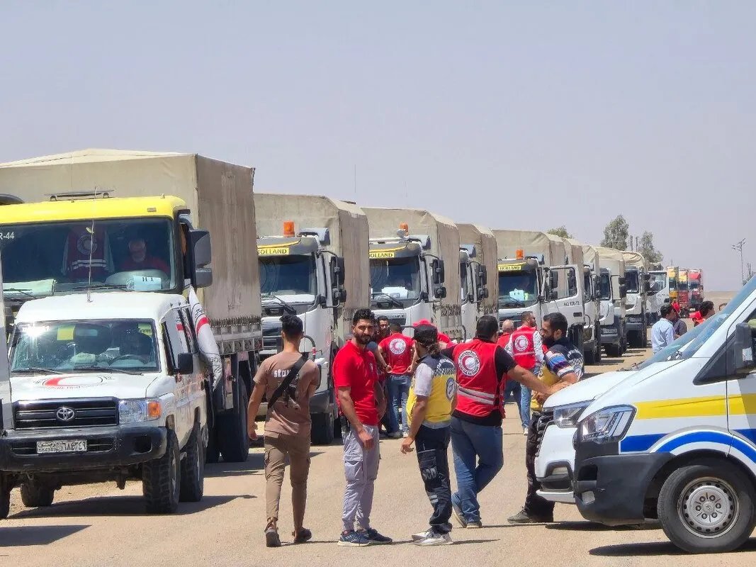 وصول قافلة مساعدات ثالثة إلى السويداء وسط تحذيرات من تفاقم الأوضاع الإنسانية