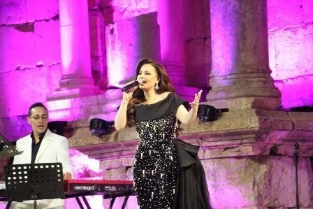 ديانا كرزون تتألق في مهرجان جرش وتلهب حماس الجمهور بأغنية "الهوية أردنية"
