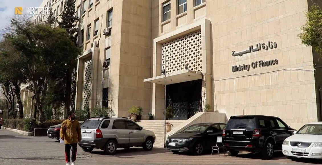 خبير اقتصادي يحذر من تطبيق "شام كاش": احتكار محتمل للتحويلات ومخاطر على بيانات المستخدمين