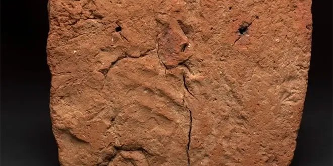 اكتشاف أثري فريد: بصمة يد عمرها 4000 عام على قطعة طينية مصرية