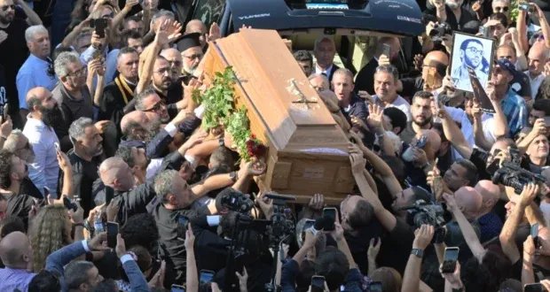 لبنان يودع زياد الرحباني: فيروز حاضرة في وداع ابنها والوطن يسير خلف نعشه