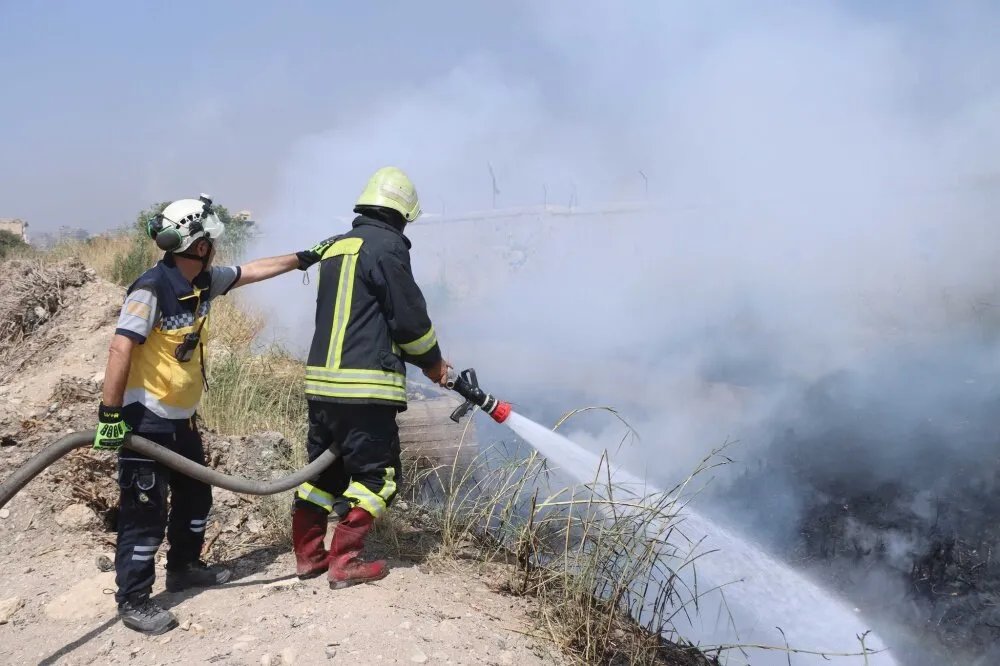 الدفاع المدني السوري يواجه سلسلة حرائق في مناطق متفرقة ويستجيب لتسعة حوادث في يوم واحد