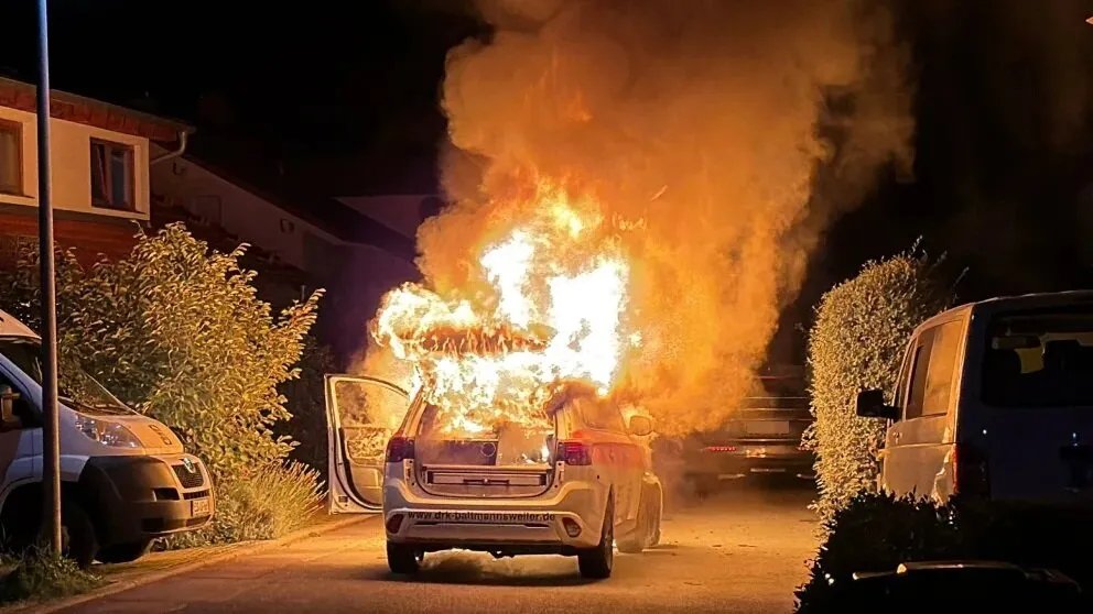 ألمانيا: احتراق سيارة إسعاف أثناء توجهها لمهمة طارئة ومسعف ينقذ الموقف بشجاعة