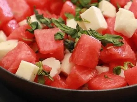 انتعش في الصيف: طريقة عمل سلطة البطيخ المنعشة بجبنة الحلوم