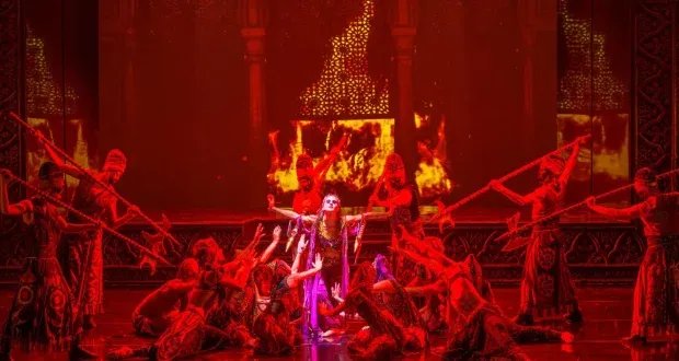 كركلا يعيد سحر "ألف ليلة وليلة" إلى الحياة في ربيع 2025: عرض مبهر يجمع الشرق والغرب