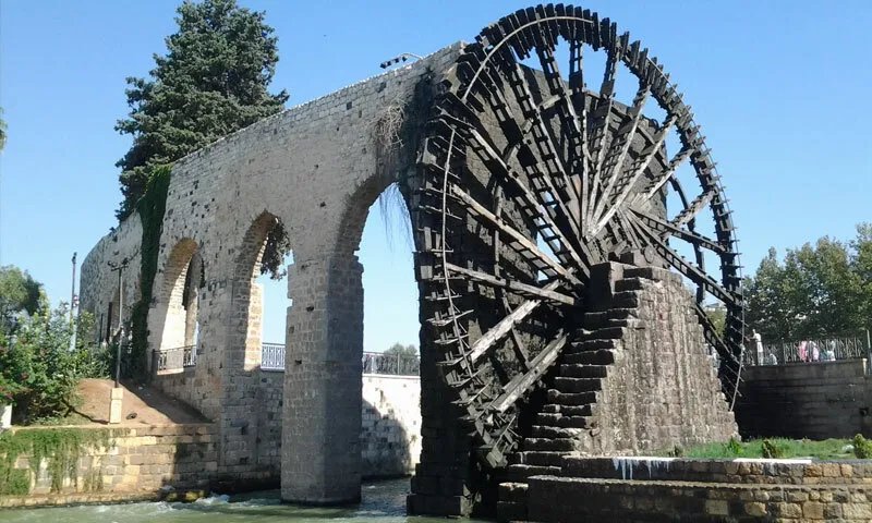 جريمة مروّعة تهزّ حماة: مقتل رجل أمام العدلية والنيابة ترجّح دافع الشرف