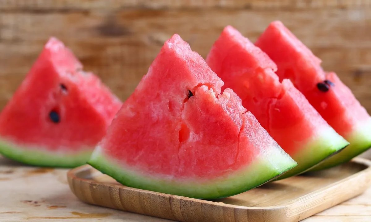 اكتشف الفوائد الخفية لقشر البطيخ: كنز غذائي يعزز الهضم والدورة الدموية