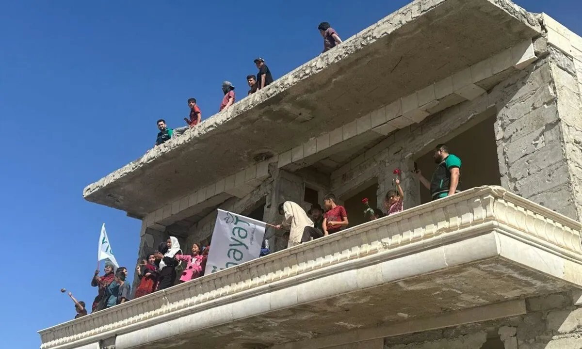 عودة من إدلب: أطفال يواجهون مدارس بلا أبواب وتحديات الاستقرار النفسي والتعليمي