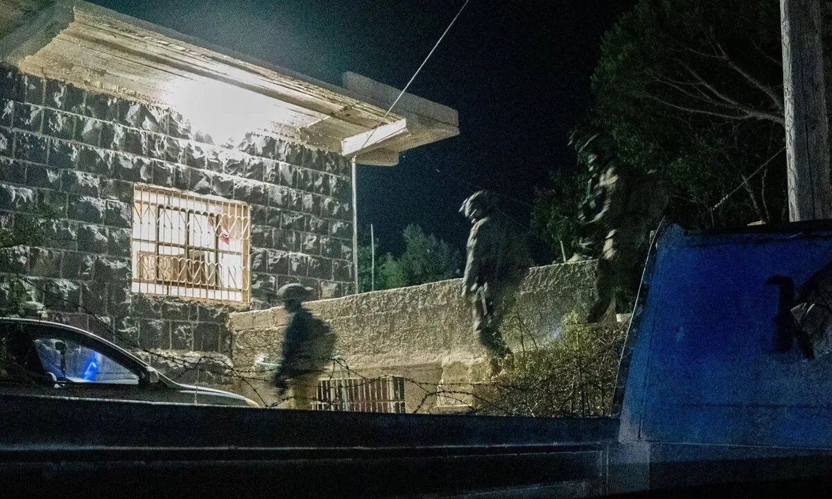 الجيش الإسرائيلي يداهم مواقع في القنيطرة ويصادر أسلحة ويعتقل مشتبهين