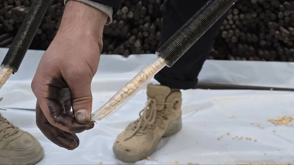 اللاذقية: ضبط شحنة ضخمة من الكبتاغون مخبأة داخل قضبان حديدية معدة للتهريب