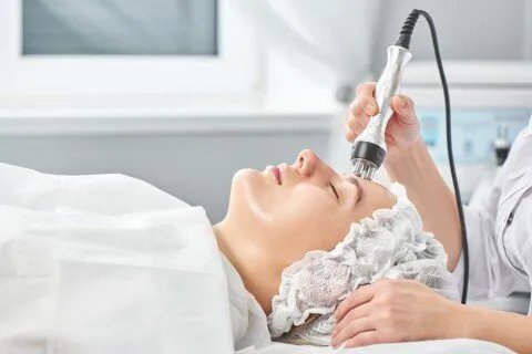 موجات الراديو: تقنية حديثة لشد الوجه والرقبة واستعادة شباب البشرة بدون جراحة