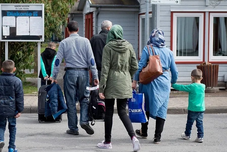 ألمانيا تدرس ترحيل لاجئين إلى سوريا وأفغانستان: خلافات أوروبية حول سياسات اللجوء