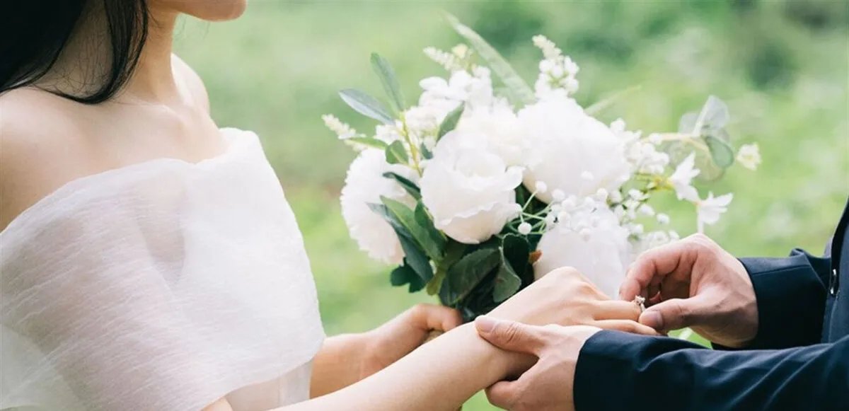 بالصور والفيديو: حفيدة الفنانة فيروز تدخل القفص الذهبي في حفل زفاف بالقاهرة