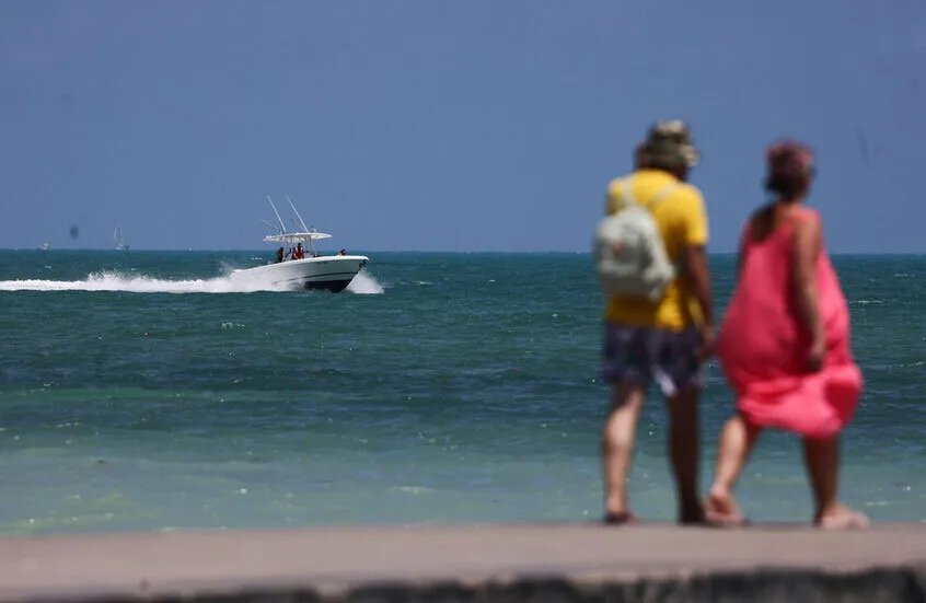 اكتشاف غير متوقع: بحار يعثر على كمية كبيرة من الكوكايين تقدر بمئات الآلاف من الدولارات في مياه فلوريدا