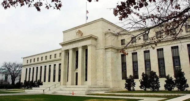 معضلة الفيدرالي الأميركي: كيف يواجه التضخم في ظل الرسوم الجمركية ورفع الفائدة؟