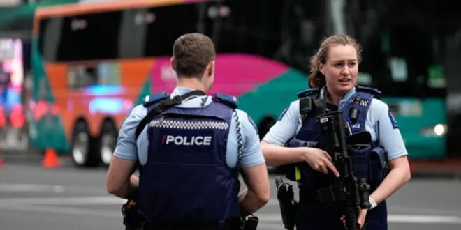 نيوزيلندا: القبض على امرأة بعد العثور على طفلة داخل حقيبة سفر في حافلة