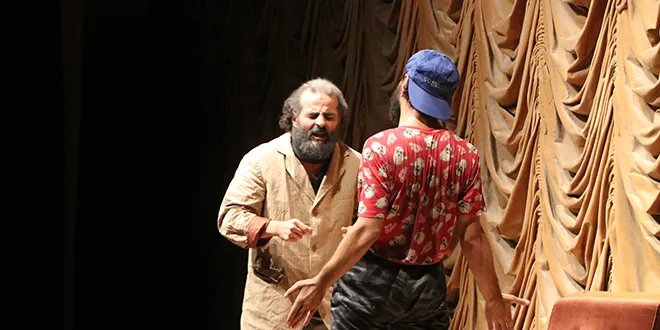 المسرح السوري يتحدى الخوف في اللاذقية بعرض "كل عارٍ وأنتم بخير"