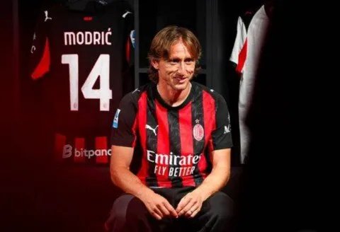 استقبال جماهيري حافل للوكا مودريتش في ميلان بعد انضمامه رسمياً