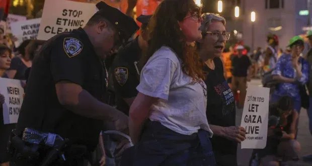 نيويورك: اعتقال العشرات في مظاهرة أمام فندق ترمب احتجاجاً على حرب غزة