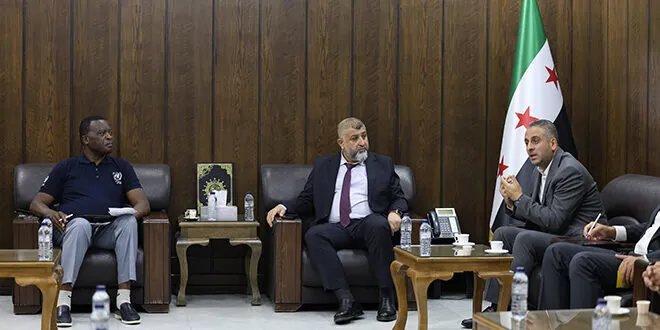 محافظ درعا و مكتب الأمم المتحدة يبحثان تعزيز دعم العائلات الوافدة من السويداء