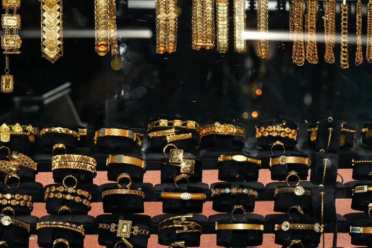 الذهب يستقر مع تراجع الدولار وتزايد التوقعات بخفض الفائدة الأمريكية