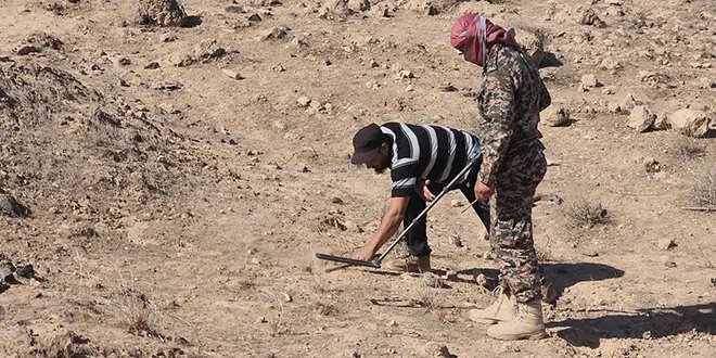 الجيش السوري يواصل تطهير أحياء دير الزور من الألغام لحماية السكان