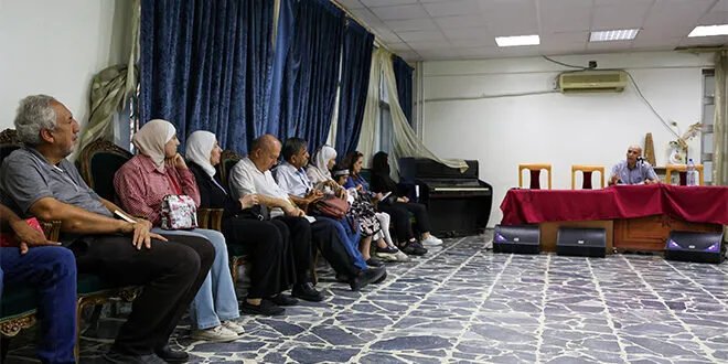 المقاهي الدمشقية: رحلة عبر التاريخ ودورها الثقافي والاجتماعي