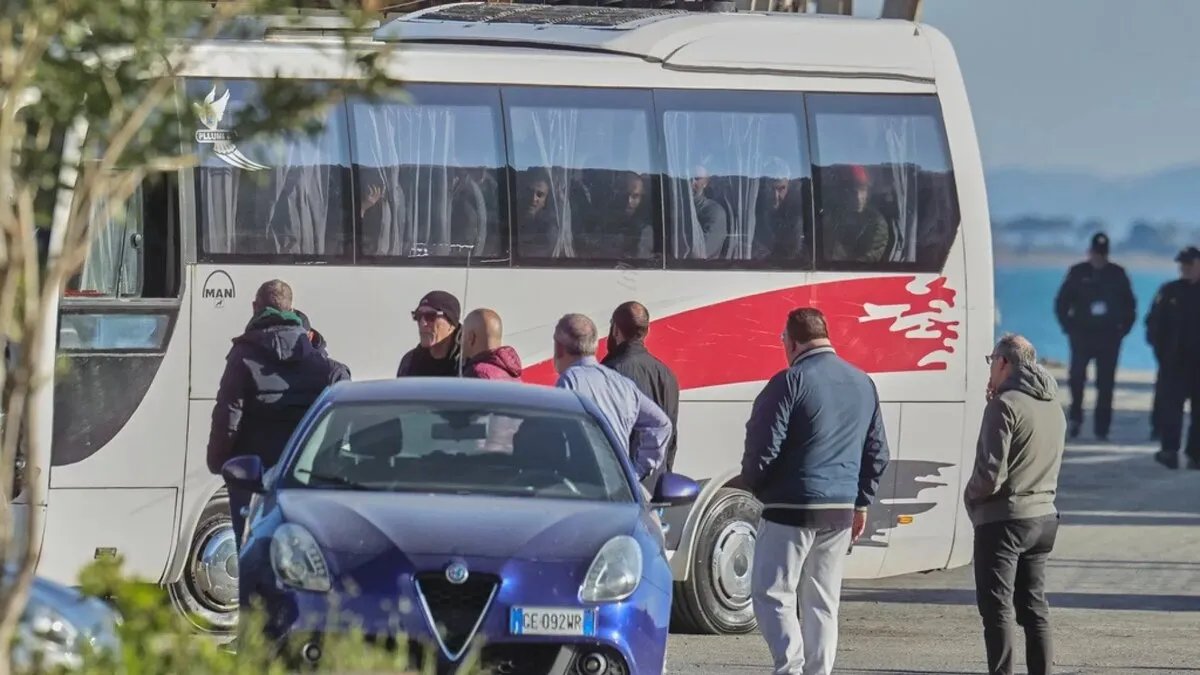إيطاليا تبدأ ترحيل اللاجئين المرفوضين إلى ألبانيا: خطوة أولى في استراتيجية أوروبية جديدة للحد من الهجرة
