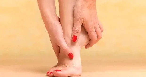 إشارات القدم: علامات تحذيرية تكشف عن مشكلات صحية محتملة