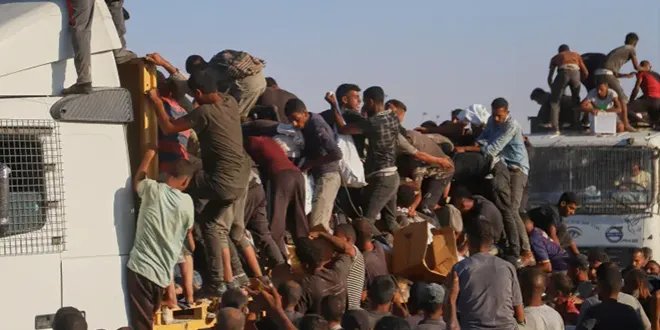 مأساة في غزة: 20 شهيداً وعشرات الجرحى إثر انقلاب شاحنة مساعدات