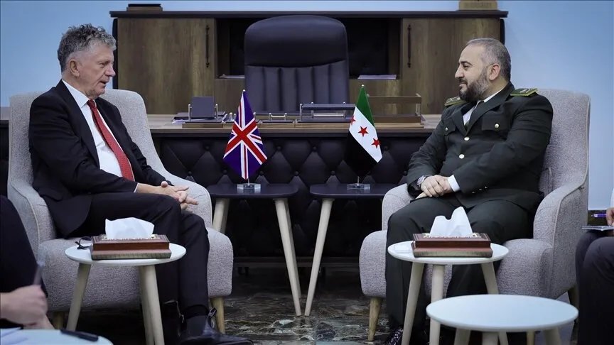 وزير الدفاع السوري يبحث مع مستشار الأمن القومي البريطاني تعزيز العلاقات في دمشق