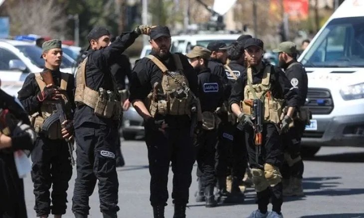 حماة: اشتباك عائلي مسلح يوقع إصابات وتوقيف عناصر شرطة لتجاوزات