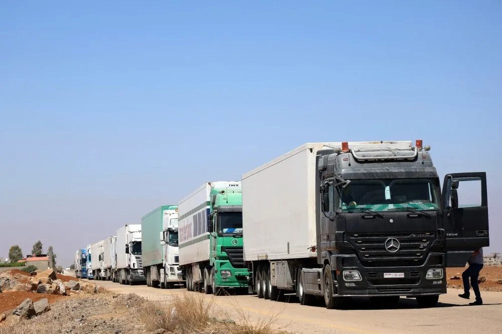 قافلة مساعدات إنسانية: 40 شاحنة من مركز الملك سلمان في طريقها إلى السويداء عبر درعا