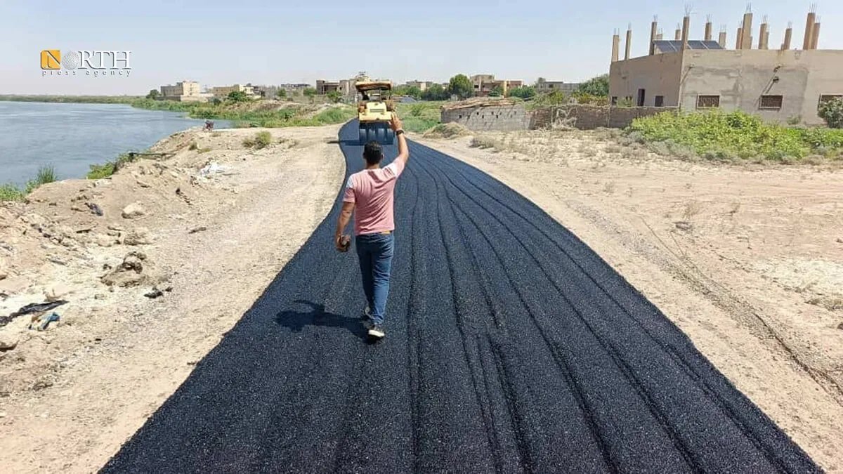 إنجاز مشروع تعبيد الطرقات الرئيسيّة في ريف دير الزور الشرقي