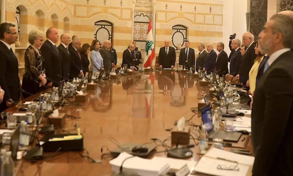 لبنان يضع خطة لحصر السلاح بيد الدولة وسط رفض من "حزب الله"