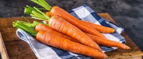 الجزر نيئاً أم مطبوخاً: أيهما الأفضل لصحتك وما هي الفروقات الغذائية؟