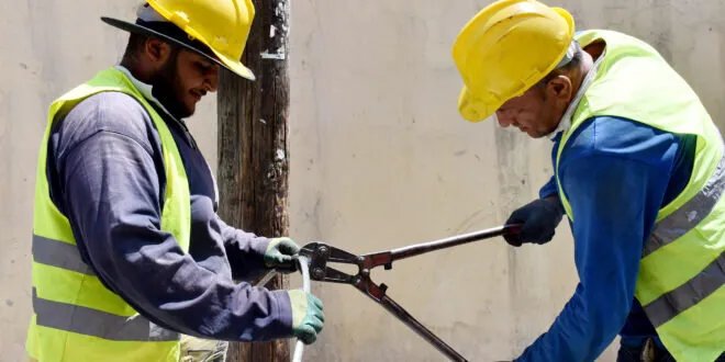 كهرباء حمص تكثف جهودها لتأمين التيار الكهربائي للمواطنين العائدين إلى مناطقهم