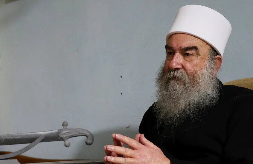 الشيخ الهجري يستعين بمتهمين بجرائم حرب لتعزيز نفوذه الطائفي في السويداء