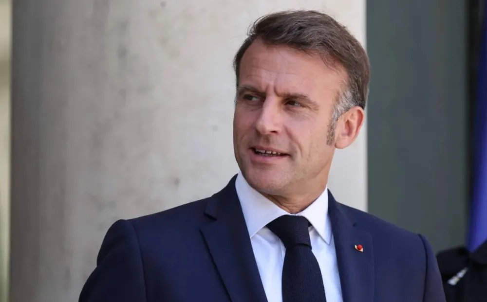 ماكرون يأمر بتعليق إعفاء التأشيرة لحاملي الجوازات الجزائرية الدبلوماسية والرسمية