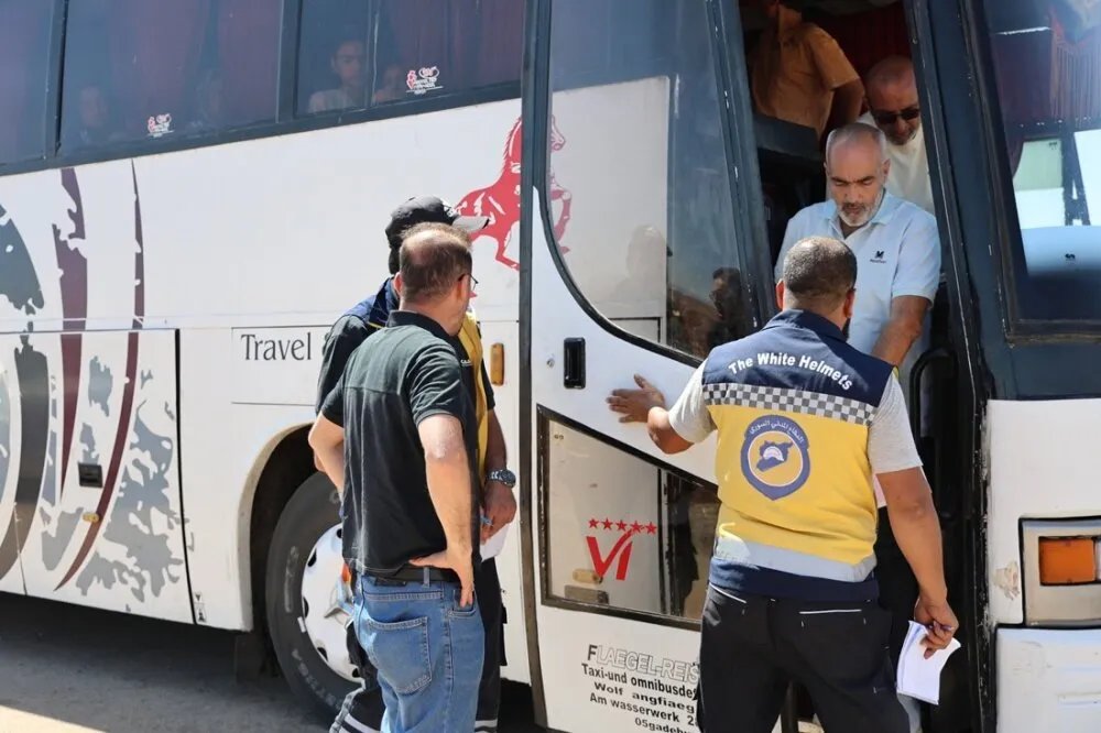 إجلاء 492 مدنيًا من السويداء في قافلة إنسانية برعاية الهلال الأحمر